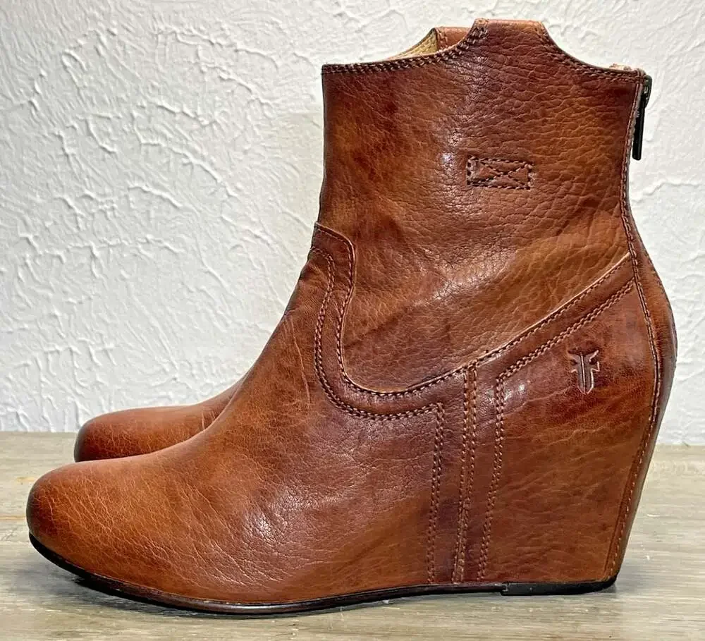 Frye Carson Hidden Wedge Bootie Womens 7.5 Cognac Leather Western Cowgirl Ankle
